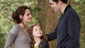 Renesmee diperankan oleh aktris Mackenzie Foy dalam The Twilight Saga: Breaking Dawn yang kini telah berusia 25 tahun atau terpaut lima tahun dari karakter tersebut. Dok. Summit Entertainment