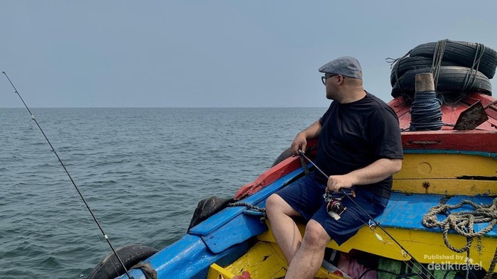 Seru, Pengalaman Pertama Mancing dari Kapal di Laut Jakarta