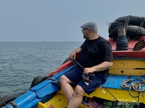 Seru, Pengalaman Pertama Mancing dari Kapal di Laut Jakarta