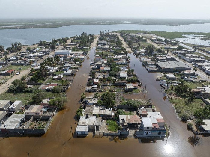Usai Diterjang Badai Polo, Jalanan San Carlos Terendam Banjir COMONDU, MEXICO - SEPTEMBER 29: A boy plays by diving into the water in the flooded streets of the town of San Carlos after the passage of Hurricane Polo on September 29, 2026 in Comondu, Mexico. Hurricane Polo hit the Baja California Sur coast in Comondu as a Category 2 hurricane, causing damage to the electrical infrastructure and streets and flooding in the affected areas. (Photo by Alfredo Martinez/Getty Images)