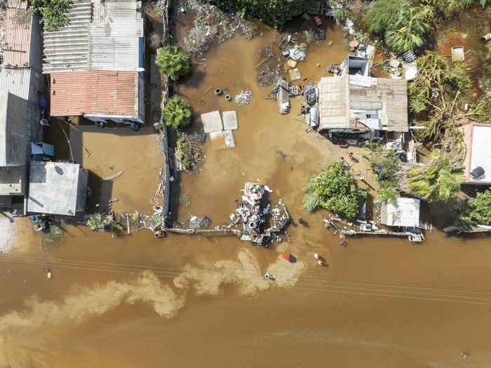 COMONDU, MEXICO - SEPTEMBER 29: A boy plays by diving into the water in the flooded streets of the town of San Carlos after the passage of Hurricane Polo on September 29, 2026 in Comondu, Mexico. Hurricane Polo hit the Baja California Sur coast in Comondu as a Category 2 hurricane, causing damage to the electrical infrastructure and streets and flooding in the affected areas. (Photo by Alfredo Martinez/Getty Images)
