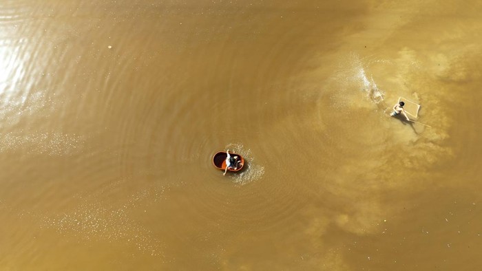 Usai Diterjang Badai Polo, Jalanan San Carlos Terendam Banjir COMONDU, MEXICO - SEPTEMBER 29: A boy plays by diving into the water in the flooded streets of the town of San Carlos after the passage of Hurricane Polo on September 29, 2026 in Comondu, Mexico. Hurricane Polo hit the Baja California Sur coast in Comondu as a Category 2 hurricane, causing damage to the electrical infrastructure and streets and flooding in the affected areas. (Photo by Alfredo Martinez/Getty Images)