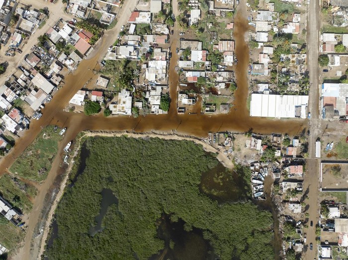 Usai Diterjang Badai Polo, Jalanan San Carlos Terendam Banjir COMONDU, MEXICO - SEPTEMBER 29: A boy plays by diving into the water in the flooded streets of the town of San Carlos after the passage of Hurricane Polo on September 29, 2026 in Comondu, Mexico. Hurricane Polo hit the Baja California Sur coast in Comondu as a Category 2 hurricane, causing damage to the electrical infrastructure and streets and flooding in the affected areas. (Photo by Alfredo Martinez/Getty Images)