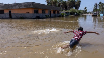 Usai Diterjang Badai Polo, Jalanan San Carlos Terendam Banjir