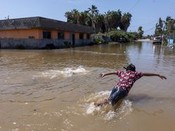 Usai Diterjang Badai Polo, Jalanan San Carlos Terendam Banjir