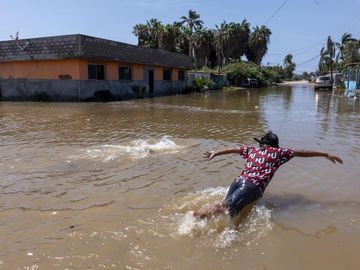 Usai Diterjang Badai Polo, Jalanan San Carlos Terendam Banjir
