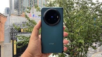 Untuk fotografi, Vivo berkolaborasi dengan Zeiss untuk Vivo X Fold 6. Kamera utama 200 MP, sensor Samsung HPB, 1/1,4 inch, aperture f/1.68, OIS. Kamera telefoto 50 MP, sensor Sony LYT602, zoom optik 3x, teleconverter ekuivalen 200 mm. Kamera ultrawide 50 MP dan kamera layar utama dan layar cover 20 MP. Foto: Fitraya Ramadhanny/detikINET