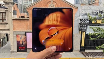 Vivo X Fold 6 menggunakan layar utama 8,02 inch Samsung M14 LTPO AMOLED beresolusi 2K+ (2.504 × 2.312 piksel) dengan refresh rate adaptif 1-120Hz, HDR10+, Dolby Vision, dan tingkat kecerahan hingga 5.000 nits. Foto: Fitraya Ramadhanny/detikINET