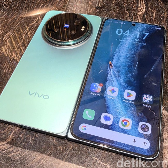 Menggenggam Smartphone Lipat Anyar Vivo X Fold 6 di Shanghai