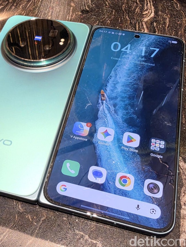 Menggenggam Smartphone Lipat Anyar Vivo X Fold 6 di Shanghai
