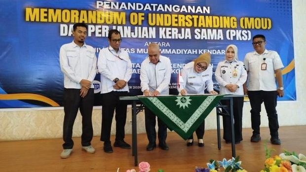 Walkot Kendari Siska Karina Imran menandatangani MoU dan PKS dengan Universitas Muhammadiyah Kendari. (Dok. Istimewa) Walkot Kendari Siska Karina Imran menandatangani MoU dan PKS dengan Universitas Muhammadiyah Kendari.