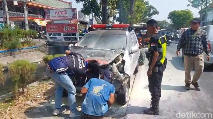 Ambulans pengantar jenazah korban tenggelamnya KM Virgo Transport 8 mengalami kecelakaan beruntun di Jombang.