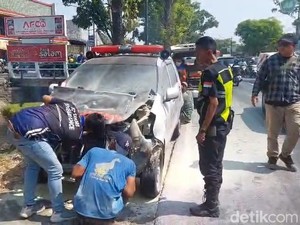 Brak! Ambulans Antar Jenazah Korban KM Virgo Laka Beruntun di Jombang