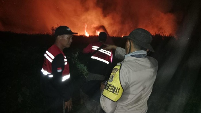 Anggota Polres Banyuasin dan MPA berusaha padamkan Karhutla.