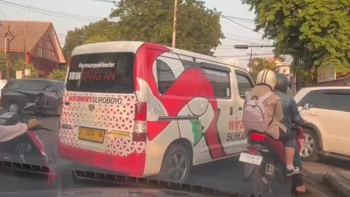 Angkutan Wirawiri Suroboyo yang diviralkan terobos dan sopirnya bentak pengendara
