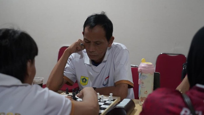 Atlet catur Kab Bogor melakukan persiapan untuk menghadapi Pekan Paralimpik Daerah (Peparda) 2026 di Bandung.