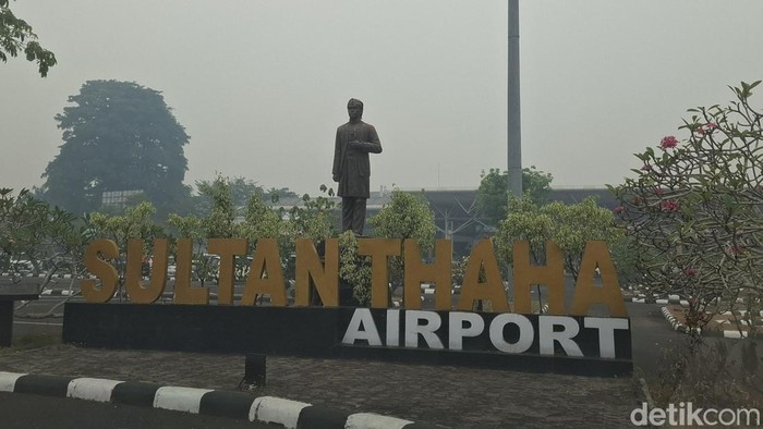 Bandara STS Jambi hari ini terpantau kabut asap pekat.
