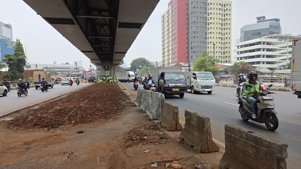 Barrier beton ditambah di bawah Flyover Pesing (Taufiq/detikcom)