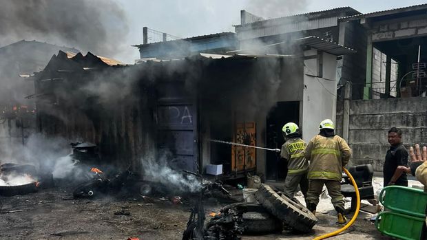 Bengkel kontainer di Cilincing, Jakarta Utara (Jakut) terbakar. Petugas pemadam kebakaran (damkar) masih berupaya memadamkan api. (dok Damkar Jakut)