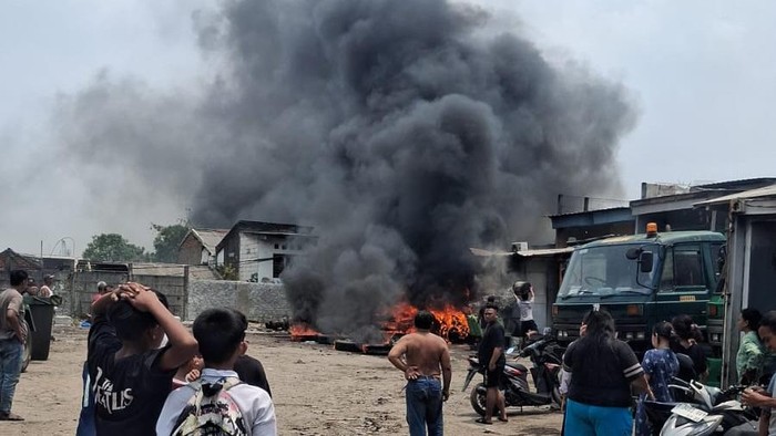 Bengkel kontainer di Cilincing, Jakarta Utara (Jakut) terbakar. Petugas pemadam kebakaran (damkar) masih berupaya memadamkan api. (dok Damkar Jakut)