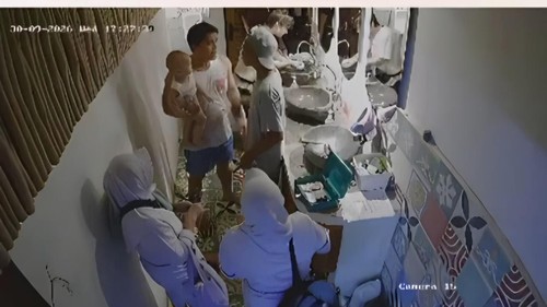 Billy Syahputra terekam cekcok dengan seorang penjaga toilet di Dreamland Beach, Kuta Selatan, Badung. (Dok. Tangkapan layar CCTV dari Dreamland Warung)