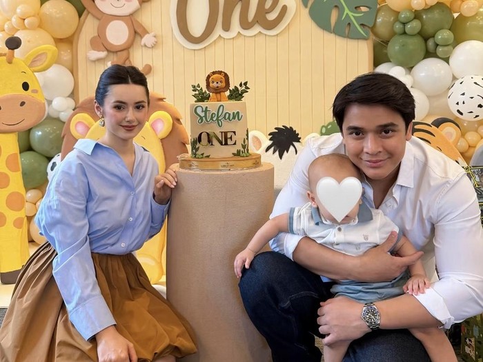 Billy Syahputra Asyik Makan Sate hingga Cicip Makanan Belarus bareng Istri