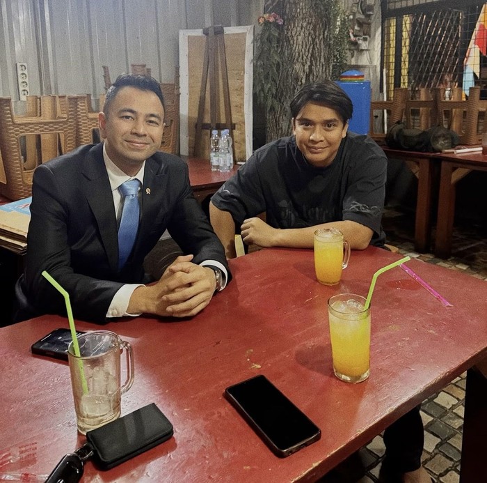 Billy Syahputra Asyik Makan Sate hingga Cicip Makanan Belarus bareng Istri