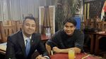 Billy Syahputra Asyik Makan Sate hingga Cicip Makanan Belarus bareng Istri