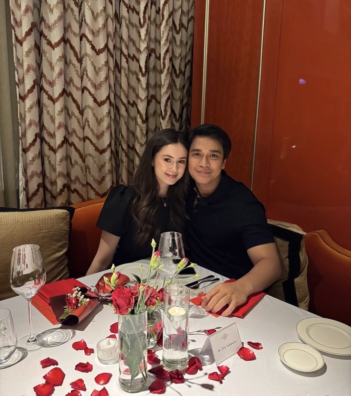Billy Syahputra Asyik Makan Sate hingga Cicip Makanan Belarus bareng Istri