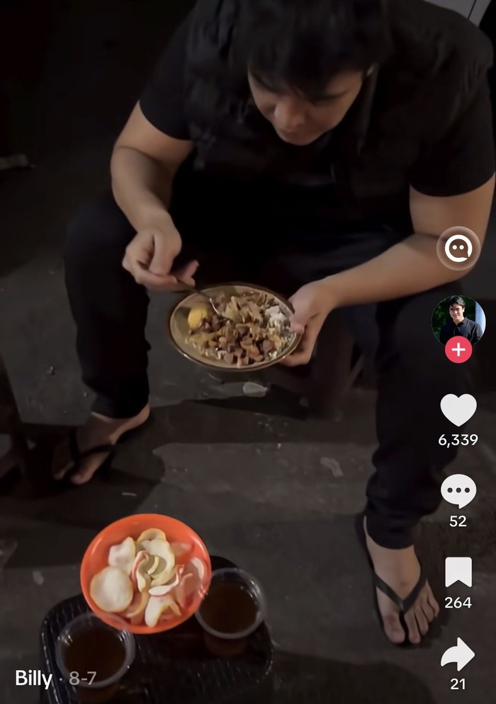 Billy Syahputra Asyik Makan Sate hingga Cicip Makanan Belarus bareng Istri