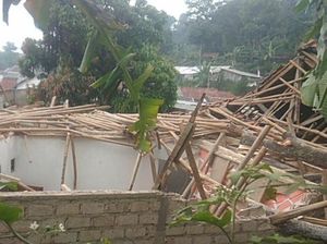 Rumah Warga di Bogor Ambruk Tertimpa Pohon Usai Diterjang Hujan Angin
