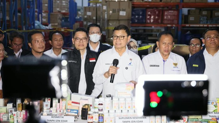 Kepala BPOM RI menindak produk ilegal.