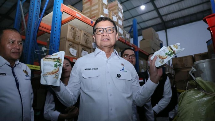 Kepala BPOM RI menindak produk ilegal.