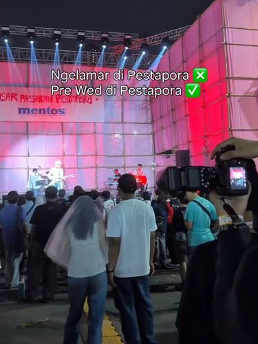Bukan cuma nonton konser, pasangan Tia dan Helarius abadikan momen prewedding di Pestapora. Tampil kasual pakai veil. Bukan cuma nonton konser, pasangan Tia dan Helarius abadikan momen prewedding di Pestapora. Tampil kasual pakai veil.