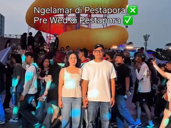 Bukan cuma nonton konser, pasangan Tia dan Helarius abadikan momen prewedding di Pestapora. Tampil kasual pakai veil.