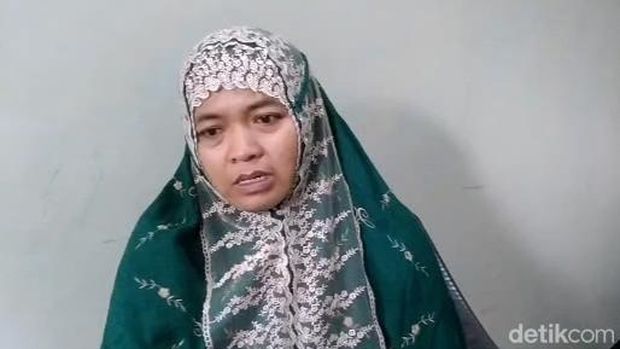 Diah Indriyanti, orang tua Muhamad Hasbi Al-Aqib bin Nurwandi (7), bocah SD yang tewas diduga dibully, ditemui di rumah duka di Kebondalem, Pemalang, Kamis (1/10/2026).