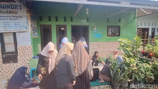 Bullying Pemalang Suasana rumah duka Muhamad Hasbi Al-Aqib bin Nurwandi (7), bocah SD yang tewas diduga dibully kakak kelasnya, di Kebondalem, Pemalang, Kamis (1/10/2026).