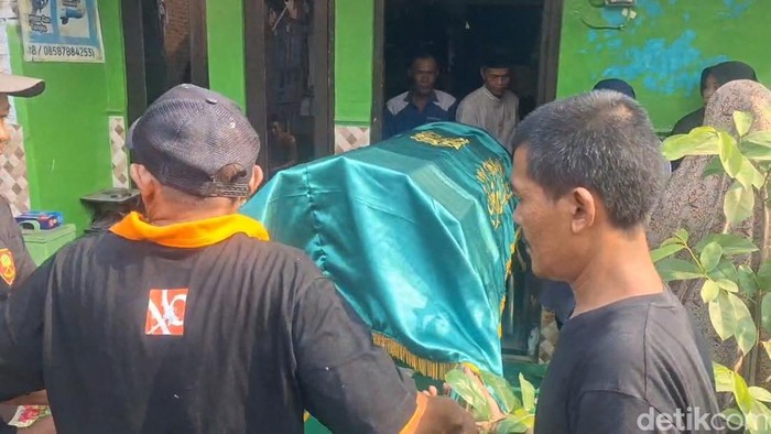 Suasana rumah duka Muhamad Hasbi Al-Aqib bin Nurwandi (7), bocah SD yang tewas diduga dibully kakak kelasnya, di Kebondalem, Pemalang, Kamis (1/10/2026).