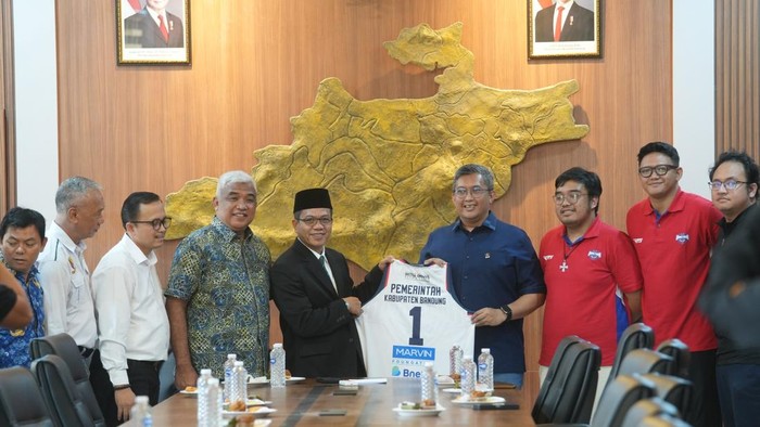 Bupati Bandung Dadang Supriatna saat bertemu perwakilan PT Hangtuah Mahardika Sportive di Kantor Bupati Bandung, Soreang, Kamis