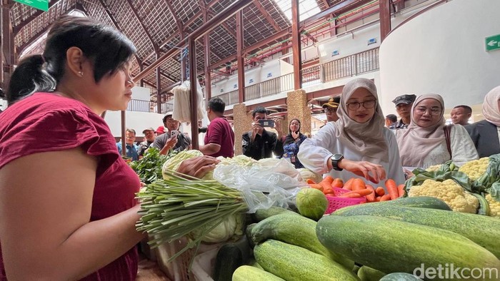 Bupati Banyuwangi Ipuk Fiestiandani perdana belanja di Pasar Banyuwangi