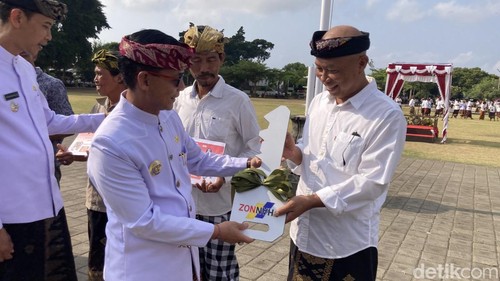 Bupati Klungkung I Made Satria secara simbolis menyerahkan bantuan motor pemadam kebakaran roda tiga ke Damkarmat Klungkung di Lapangan Ida Dewa Agung Jambe, Klungkung, Kamis (1/10/2026). (Foto: Fatih Kudus Jaelani/detikBali)Bupati Klungkung I Made Satria secara simbolis menyerahkan bantuan motor pemadam kebakaran roda tiga ke Damkarmat Klungkung di Lapangan Ida Dewa Agung Jambe, Klungkung, Kamis (1/10/2026). (Foto: Fatih Kudus Jaelani/detikBali)