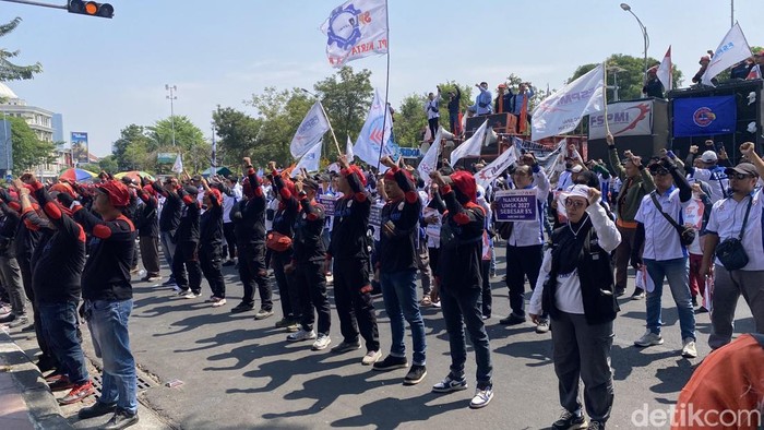 Buruh demo di depan Kantor Gubernur Jatim ancam bikin aksi yang lebih besar lagi.
