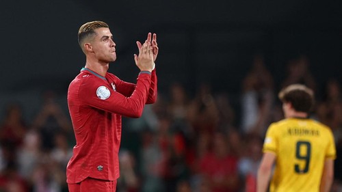 Soccer Football - Nations League - Group B - Portugal v Wales - Estadio Jose Alvalade, Lisbon, Portugal - September 24, 2026 Portugals Cristiano Ronaldo applauds fans as he is substituted off REUTERS/Pedro Nunes