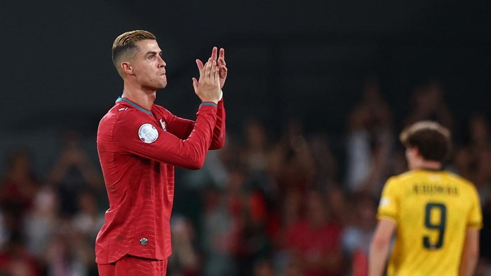 Soccer Football - Nations League - Group B - Portugal v Wales - Estadio Jose Alvalade, Lisbon, Portugal - September 24, 2026 Portugals Cristiano Ronaldo applauds fans as he is substituted off REUTERS/Pedro Nunes