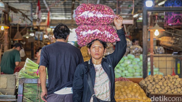 Harga sejumlah sayuran di Pasar Induk Kramat Jati mulai naik di tengah kemarau, Kamis (1/10/2026). Cabai, bawang merah, terong hingga pare mengalami kenaikan.