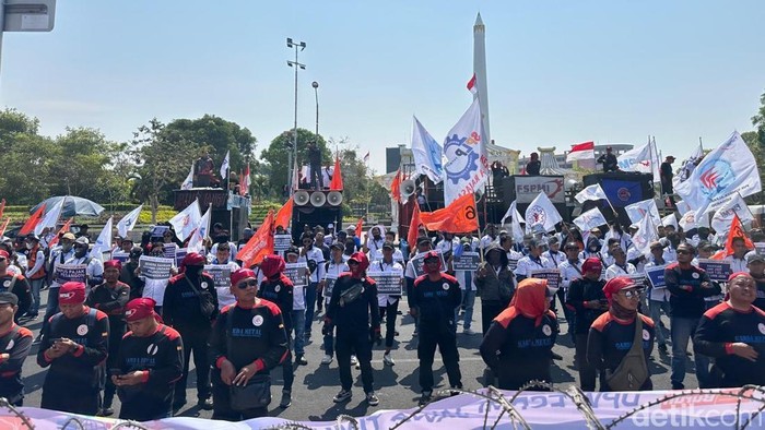 Demo buruh dari FSPMI di Kantor Gubernur Jatim Jalan Pahlawan, Surabaya