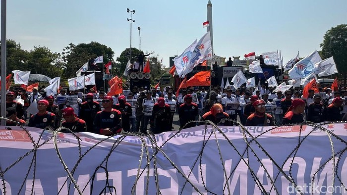Demo buruh dari FSPMI di Kantor Gubernur Jatim Jalan Pahlawan, Surabaya