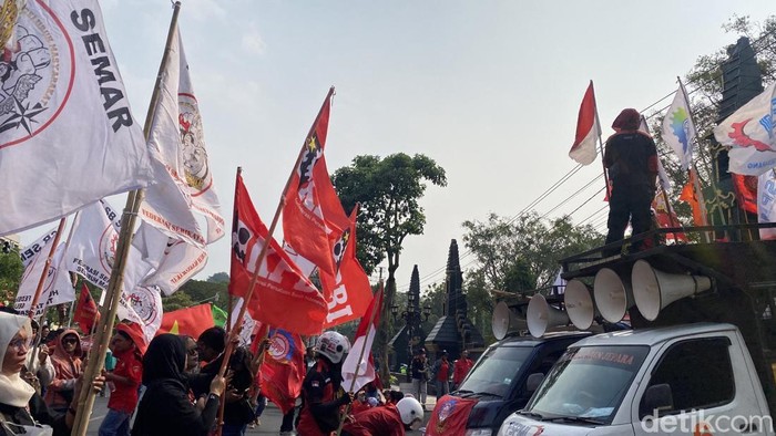 Aksi buruh di halaman Kantor DPRD Jateng, Kecamatan Semarang Selatan, Kota Semarang, Kamis (1/10/2026).