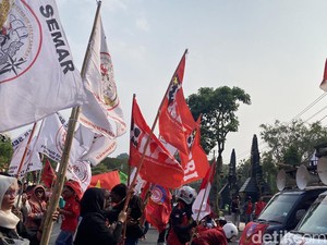 Alliansi Buruh Demo di Halaman DPRD Jateng