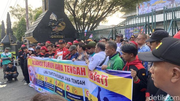 Demo Buruh Jateng Aksi buruh di halaman Kantor DPRD Jateng, Kecamatan Semarang Selatan, Kota Semarang, Kamis (1/10/2026).